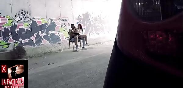  Follando en un lugar público entre graffitis